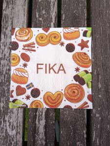 Servett som det står fika på